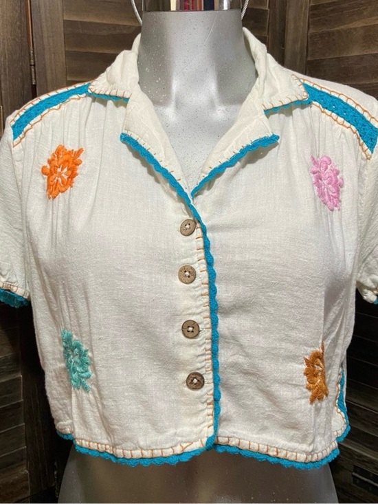 Urban Outfitters Tops - Urban Outfitters cream floral embroidered button up crop top shirt
